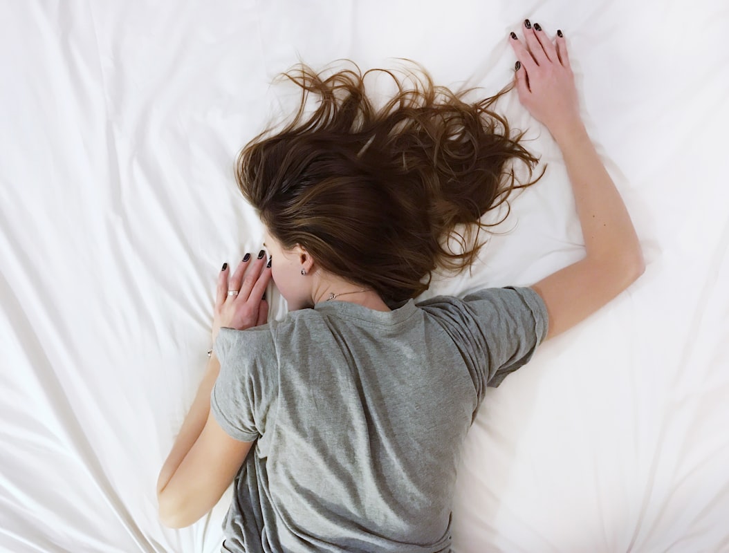 Kvinna som sover lugnt